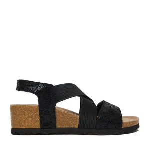 Sandały Go Soft. Czarne sandały Go Soft, bez wzorów, bez obcasa, na koturnie, bez zapięcia. Za 159,99 zł.