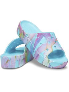 Crocs Klapki "Neptune" w kolorze błękitnym ze wzorem rozmiar: 41/42. Niebieskie klapki Crocs, bez wzorów, z otwartym noskiem, bez obcasa. Za 144,95 zł.