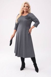 Sukienka Eliza w odcieniach szarości - klasyczna elegancja z nowoczesnym akcentem PLUS SIZE XXL OVERSIZE. Szare sukienki Moda Size Plus Iwanek, na co dzień, plus size, bez wzorów, z materiału, eleganckie, bez kołnierzyka, plus size, bez ramiączek, maxi, oversize. W wyprzedaży za 239,90 zł.