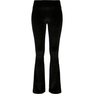 Damskie legginsy z wysoką talią Urban Classics velvet boot (GT). Czarne legginsy Urban Classics, bez wzorów, z weluru, z podwyższonym stanem. Za 106,70 zł.