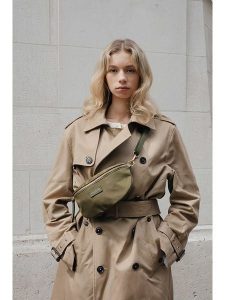 Maison héritage PARIS Saszetka "Kimi" w kolorze khaki - 28 x 15 x 5 cm rozmiar: onesize. Brązowe nerki i saszetki Maison héritage PARIS, bez wzorów, z materiału. Za 173,99 zł.