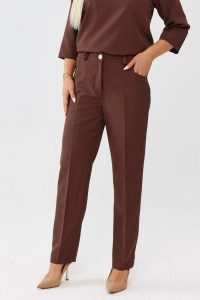 Eleganckie klasyczne brązowe spodnie Eleonora PLUS SIZE XXL OVERSIZE JESIEŃ. Brązowe spódnice Moda Size Plus Iwanek, do pracy, na jesień, plus size, bez wzorów, z elastanu, biznesowe, plus size, mini. Za 219,90 zł.