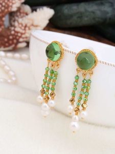 Pierres de Jade Pozłacane kolczyki-wkrętki z perłami i z kamieniami szlachetnymi rozmiar: onesize. Białe kolczyki Pierres de Jade, z kryształem, pozłacane. Za 43,99 zł.