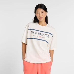 Koszulka damska New Balance WT51910SST – beżowa. Brązowe bluzki New Balance, l, bez wzorów, z bawełny, klasyczne, bez kołnierzyka, bez ramiączek. Za 109,99 zł.