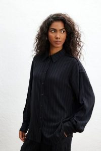 Koszula w PASKI w kolorze BLACK - ROOMI. Czarne koszule Marsala, m, bez wzorów, z elastanu, bez kołnierzyka, bez ramiączek. Za 399,90 zł.