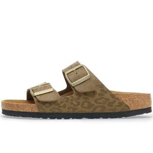 Klapki Birkenstock Arizona Synthetics Damskie. Brązowe klapki Birkenstock, bez wzorów, z materiału, bez obcasa. Za 429,75 zł.
