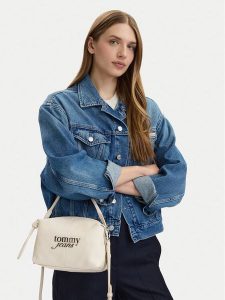 Tommy Jeans Torebka Tjw Bold Camera Bag AW0AW18470 Kremowy. Białe torebki klasyczne Tommy Jeans, bez wzorów, z jeansu, bez dodatków. Za 278,99 zł.