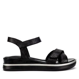 Sandały Lasocki. Czarne sandały Lasocki, bez wzorów, bez obcasa, na płaskiej podeszwie, bez zapięcia. Za 169,99 zł.