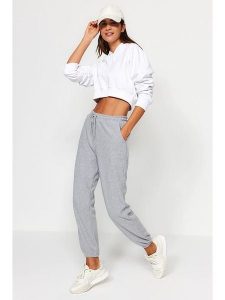 Trendyol Spodnie dresowe w kolorze szarym rozmiar: XL. Szare spodnie dresowe Trendyol, xl, bez wzorów, z dresówki. Za 73,99 zł.