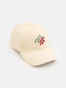 Czapka z daszkiem z haftem pomidorów - kremowy. Białe czapki Sinsay, bez wzorów. Za 15,99 zł.