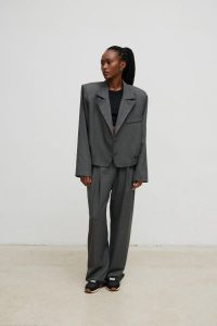 Krótka marynarka w kolorze GRAPHITE- AVEN-M/L. Szare marynarki i żakiety Marsala, l, bez wzorów, z elastanu, eleganckie. W wyprzedaży za 223,96 zł.