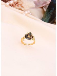 L'Atelier de Gaia Pozłacany pierścionek z masą perłową rozmiar: onesize. Białe pierścionki L'Atelier de Gaia, z perłą, pozłacane. Za 43,99 zł.