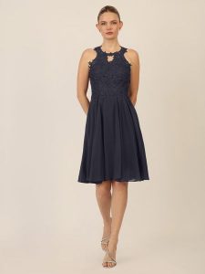 APART Sukienka w kolorze granatowym rozmiar: 40. Niebieskie sukienki Apart, bez wzorów, z koronki, bez kołnierzyka, bez ramiączek, midi. Za 252,99 zł.
