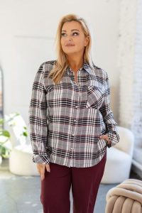Elegancka szara zapinana koszula z długim rękawem w kratkę PLUS SIZE XXL. Szare koszule Nasi partnerzy, plus size, bez wzorów, z tkaniny, bez kołnierzyka, plus size, bez ramiączek. Za 229,90 zł.