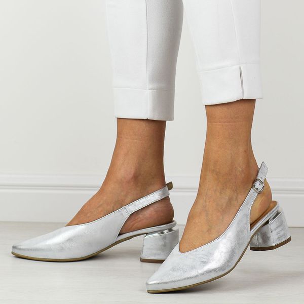 Srebrne skórzane Polskie czółenka damskie na obcasie bez pięty Deoni D1450A. Szare czółenka Deoni, bez wzorów, ze skóry, bez obcasa, na obcasie, bez zapięcia. Za 439,00 zł.