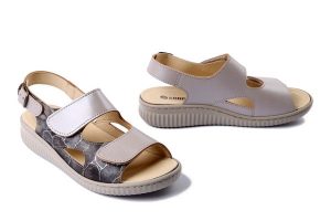DR. BRINKMANN 710219-08 taupe, sandały damskie. Brązowe sandały Dr. Brinkmann, bez wzorów, ze skóry, bez obcasa, bez zapięcia. Za 290,43 zł.
