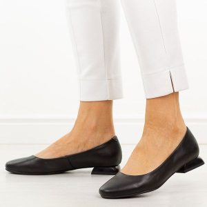 Czarne skórzane czółenka damskie M.Daszyński Ol51-1. Czarne czółenka M.Daszyński, bez wzorów, z jeansu, z okrągłym noskiem, bez obcasa, na obcasie, bez zapięcia. Za 219,00 zł.