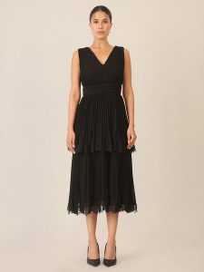 APART Sukienka w kolorze czarnym rozmiar: 38. Czarne sukienki Apart, bez wzorów, bez kołnierzyka, bez ramiączek, midi. Za 521,99 zł.