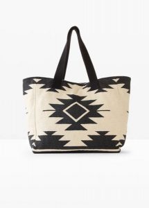 Płócienna torba shopper z nadrukiem graficznym. Brązowe shopper bag bonprix, bez wzorów, z nadrukiem, bez dodatków. Za 77,99 zł.