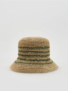 Pleciony kapelusz - oliwkowy. Zielone kapelusze Reserved, bez wzorów. Za 79,99 zł.