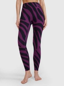 LEGGINSY DAMSKIE 4F DO JOGI SZYBKOSCHNĄCE KOLOR FIOLETOWY. Fioletowe legginsy 4f, bez wzorów, z materiału, długie. Za 169,99 zł.