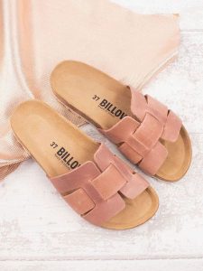 Billowy Skórzane klapki w kolorze jasnoróżowym rozmiar: 42. Różowe klapki Billowy, bez wzorów, z otwartym noskiem, bez obcasa. Za 130,99 zł.