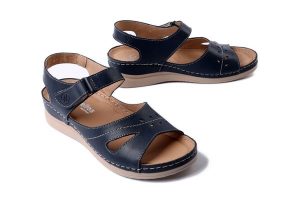 HELIOS KOMFORT 142 041 granat 2, sandały damskie. Niebieskie sandały HELIOS KOMFORT, bez wzorów, bez obcasa, na koturnie, bez zapięcia. Za 259,90 zł.