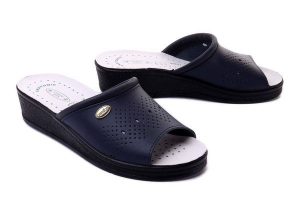 SANITAL FLEX 698/I blue, klapki damskie. Niebieskie klapki Sanital-Flex, bez wzorów, ze skóry, bez obcasa, na koturnie. Za 119,90 zł.