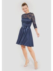 SWING Sukienka w kolorze granatowym rozmiar: 38. Niebieskie sukienki Swing, bez wzorów, z koronki, bez kołnierzyka, bez ramiączek, mini. Za 217,99 zł.