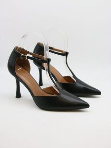 Bellucci Czółenka w kolorze czarnym rozmiar: 40. Czarne czółenka Bellucci, bez wzorów, bez obcasa, na szpilce, bez zapięcia. Za 117,99 zł.