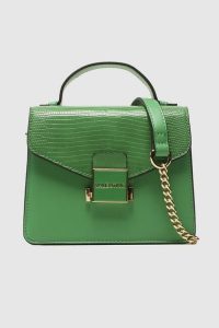 VALENTINO Mały zielony kuferek z logo carrie satchel. Zielone kuferki Valentino by Mario Valentino, bez wzorów, bez dodatków. W wyprzedaży za 359,99 zł.