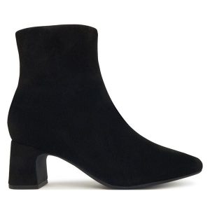 Botki Clarks. Czarne botki Clarks, bez wzorów, bez obcasa, na słupku, bez zapięcia. Za 399,99 zł.