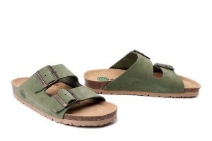 DR. BRINKMANN 701007-07 grun, klapki damskie. Zielone klapki Dr. Brinkmann, bez wzorów, ze skóry, bez obcasa. Za 246,42 zł.