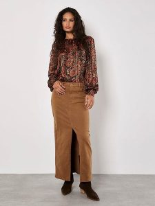 Apricot Bluzka w kolorze czarno-czerwonym rozmiar: M. Czarne bluzki Apricot, m, bez wzorów, bez kołnierzyka, bez ramiączek. Za 65,85 zł.