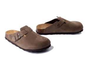 DR. BRINKMANN 600132-07 olive, klapki damskie. Zielone klapki Dr. Brinkmann, bez wzorów, ze skóry, bez obcasa. Za 309,90 zł.
