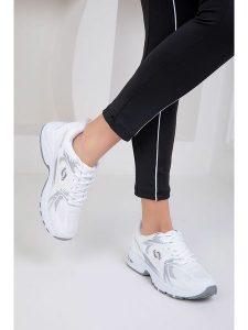 Trendyol Sneakersy w kolorze białym rozmiar: 38. Białe trampki Trendyol, bez wzorów, bez zapięcia. Za 110,04 zł.