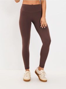 Legginsy GYM HARD - brązowy. Brązowe legginsy Sinsay, bez wzorów. Za 39,99 zł.