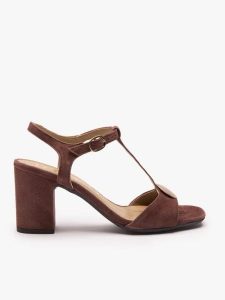 Ciemnobrązowe sandały T-bar z ozdobą. Brązowe sandały Ryłko, z aplikacjami, ze skóry, bez obcasa, na obcasie, bez zapięcia. Za 449,99 zł.