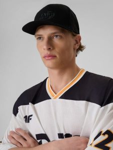 4F Czapka z daszkiem snapback uniseks 4F x Drift Masters - czarna L/XL. Czarne czapki 4f, z aplikacjami, z bawełny, klasyczne. Za 129,99 zł.