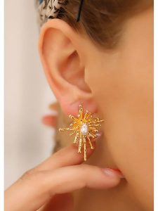 Pierres delicates Pozłacane kolczyki-wkrętki z perłami rozmiar: onesize. Żółte kolczyki Pierres delicates, z perłą, pozłacane. Za 82,83 zł.