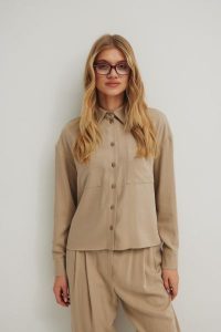 Koszula o prostym kroju z kieszonką w kolorze STONE BEIGE - ROMA-M/L. Brązowe koszule Marsala, l, bez wzorów, z tkaniny, bez kołnierzyka, bez ramiączek. Za 359,90 zł.