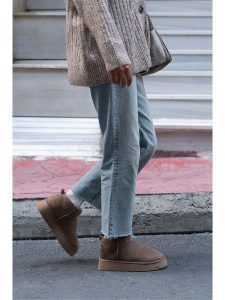 Trendyol Skórzane botki w kolorze brązowym rozmiar: 39. Brązowe botki Trendyol, bez wzorów, z materiału, bez obcasa, bez zapięcia. Za 202,50 zł.