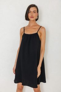 SUKIENKA BELLA CZARNA M - Flawless. Czarne sukienki Flawless, m, bez wzorów, ze skóry, retro, bez kołnierzyka, bez ramiączek, mini. Za 398,00 zł.