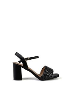 Musk Sandały w kolorze czarnym rozmiar: 40. Czarne sandały Musk, bez wzorów, z materiału, z otwartym noskiem, bez obcasa, na koturnie, bez zapięcia. Za 65,23 zł.