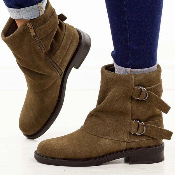 Brązowe zamszowe skórzane botki damskie Sergio Leone Bt25556S. Brązowe botki Sergio Leone, na jesień, bez wzorów, z jeansu, z okrągłym noskiem, bez obcasa, na płaskiej podeszwie, bez zapięcia. W wyprzedaży za 323,10 zł.