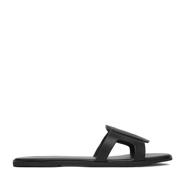 Klapki GINO ROSSI. Czarne klapki Gino Rossi, bez wzorów, bez obcasa. Za 199,99 zł.