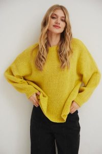 Sweter oversize z bufiastymi rękawami w kolorze LEMON - RIVERO. Żółte swetry klasyczne Marsala, na lato, z wełny, bez kołnierzyka. Za 249,90 zł.