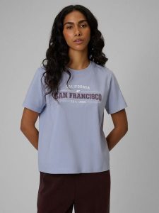 4F T-shirt boxy z nadrukiem damski - niebieski L. Niebieskie t-shirty 4f, l, bez wzorów, z jeansu, bez kołnierzyka, bez ramiączek. Za 69,99 zł.