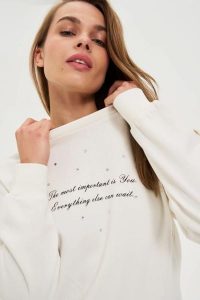 Bluza z napisem ecru. Bluzy MOODO, l, bez wzorów, z bawełny, bez kaptura. W wyprzedaży za 79,99 zł.