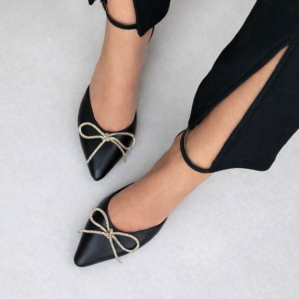 Czarne skórzane Polskie szpilki damskie Prestige 2252. Czarne szpilki Prestige, bez wzorów, ze skóry, bez obcasa. Za 429,00 zł.